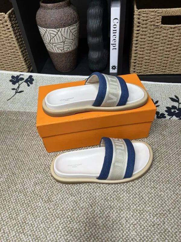 P320💰[New model] Long-term availability, 2025 new model, couple model [LOUlS VUlTTON] comes with drawer box, bag, card, invoice "Louis Vuitton ~ unique modern sandals. 》LV counter purchasing 🏃Men's and women's casual slippers, sold at the same time at the counter, the original old flower material upper is soft and comfortable, (refuses to discolor and rub the feet) sole: original factory special combination original sole, code number: 35--46 4 multiple colors 🉑️ to choose from